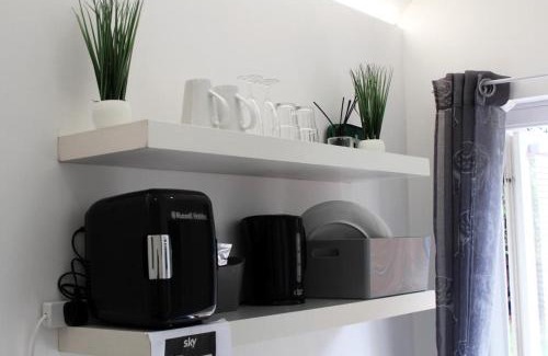 Hillingdon East Apartment | Cozy garden room in Uxbridge