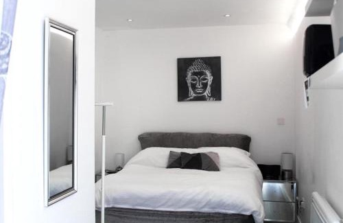 Hillingdon East Apartment | Cozy garden room in Uxbridge