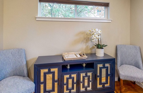 Central Point Cottage | Cozy Gated Cottage near Local Adventures - Full Kitchen, WiFi & Washer/Dryer