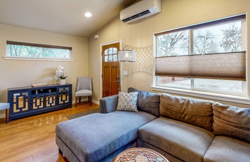 Central Point Cottage | Cozy Gated Cottage near Local Adventures - Full Kitchen, WiFi & Washer/Dryer