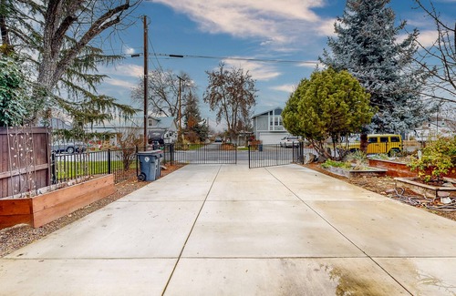 Central Point Cottage | Cozy Gated Cottage near Local Adventures - Full Kitchen, WiFi & Washer/Dryer