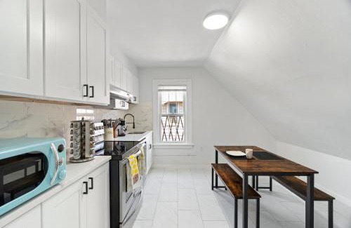 East Rock Apartment | Cozy Gem in the Heart of East Rock with FREE Parking near Yale and DT