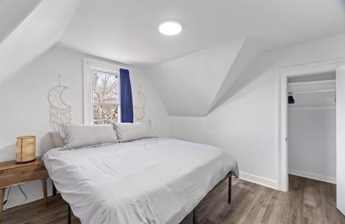 East Rock Apartment | Cozy Gem in the Heart of East Rock with FREE Parking near Yale and DT