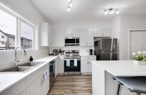 Southeast Edmonton House | *Cozy Getaway* 4 Beds| Close to Airportnn