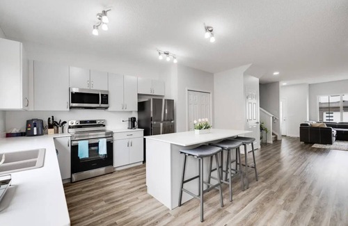 Southeast Edmonton House | *Cozy Getaway* 4 Beds| Close to Airportnn