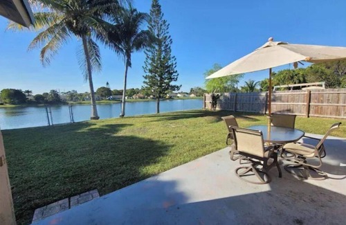 Royal Palm Beach House | Cozy Getaway 5 Min Walk to Parks
