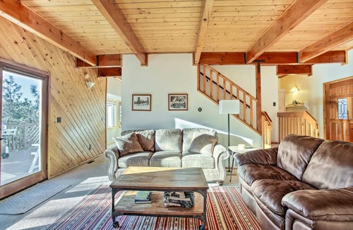 Upper Moonridge House | Cozy Getaway Cabin Deck and Hot Tub with Views!