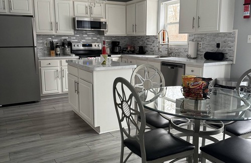 Stroudsburg House | Cozy getaway in the Poconos — 5minutes away from all your favorite attractions !