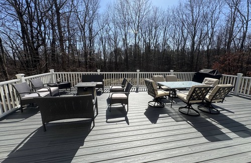 Stroudsburg House | Cozy getaway in the Poconos — 5minutes away from all your favorite attractions !