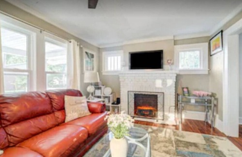 Akron House | Cozy getaway near lake