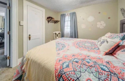 Akron House | Cozy getaway near lake