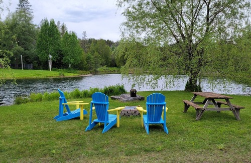 Durham Region Cabin | Cozy getaway only 1 hr from Toronto, on a small private lake.