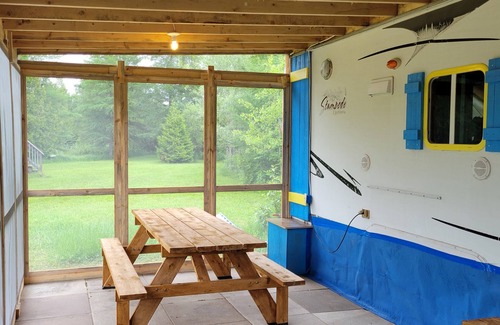 Durham Region Cabin | Cozy getaway only 1 hr from Toronto, on a small private lake.