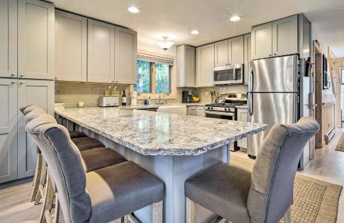West Dover House | Cozy Getaway Private Hot Tub, Near Skiing!