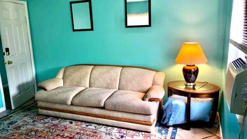 Pine Manor Apartment | Cozy Getaway with Bright Colors & Full Kitchen