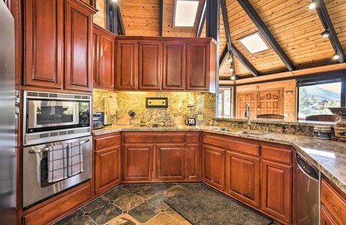 Pine Mountain Club Cabin | Cozy 'Grand Woodland' Cabin w/Mountain Views
