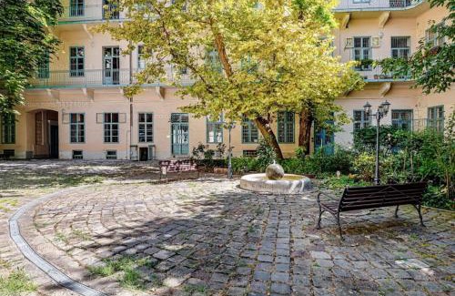 Belso-Ferencvaros Apartment | Cozy & Green Downtown Residence