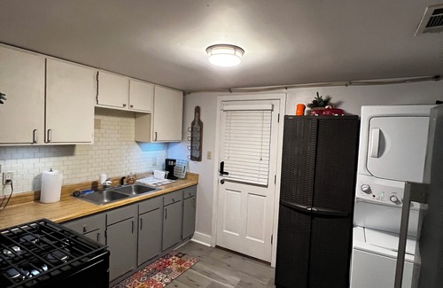 Abercorn Heights - Lamara Heights House | Cozy guest house (pet friendly studio)
