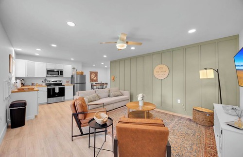 Palm Coast Cottage | Cozy Guest House w Hot Tub, Firepit & Private