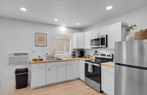 Palm Coast Cottage | Cozy Guest House w Hot Tub, Firepit & Private