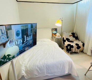 Jungang-dong Apartment | Cozy guesthouse, 10 minutes from SNU Entrance Station, accommodation in Sharosu-gil, OTT, Nespresso machine, within 25 minutes by subway to Hongdae, Gangnam, Seongsu, Gwanaksan, up to 5 people