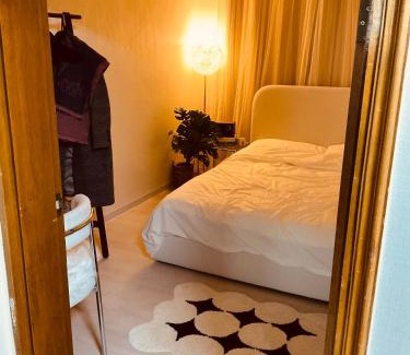 Jungang-dong Apartment | Cozy guesthouse, 10 minutes from SNU Entrance Station, accommodation in Sharosu-gil, OTT, Nespresso machine, within 25 minutes by subway to Hongdae, Gangnam, Seongsu, Gwanaksan, up to 5 people