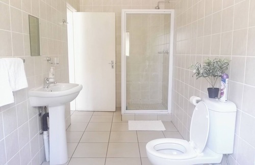 Greater Johannesburg Metropolitan Area House | Cozy Guesthouse in Sandton.