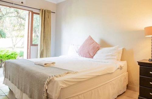 Greater Johannesburg Metropolitan Area House | Cozy Guesthouse in Sandton.