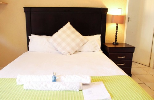 Greater Johannesburg Metropolitan Area House | Cozy Guesthouse in Sandton.