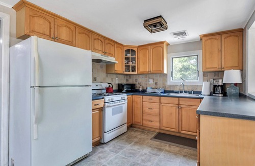 Hampton Bays House | Cozy Hampton Bays Beach Cottage one Block from the Beach, Perfect for Couples