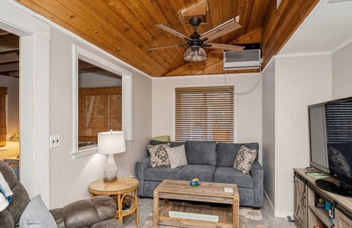 Hampton Bays House | Cozy Hampton Bays Beach Cottage one Block from the Beach, Perfect for Couples