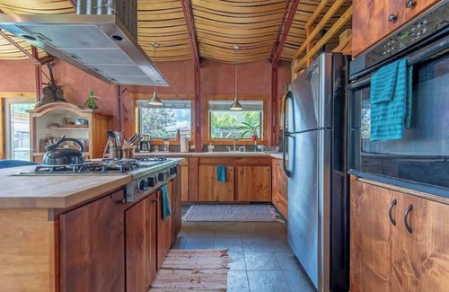 Victor Cabin | Cozy Handcrafted Cabin in Downtown Victor