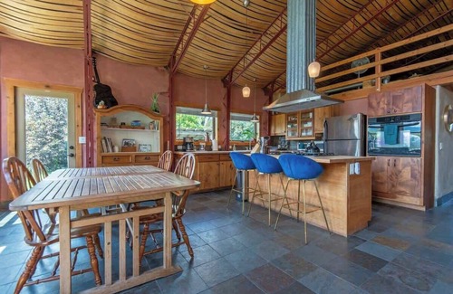 Victor Cabin | Cozy Handcrafted Cabin in Downtown Victor