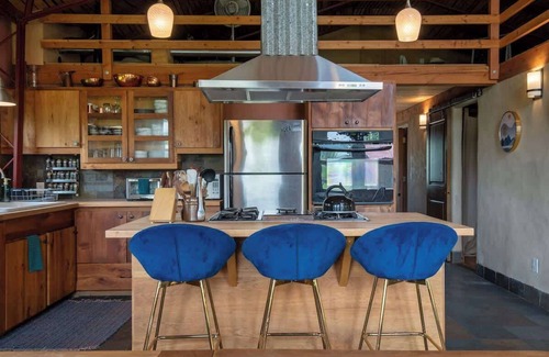 Victor Cabin | Cozy Handcrafted Cabin in Downtown Victor
