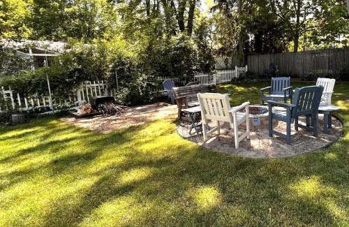South Haven House | Cozy Haven- Cape Cod style cottage- close to beach