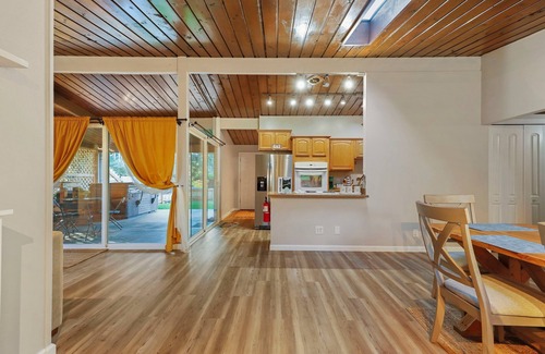 Rollingbay House | Cozy haven with hot tub & AC near Bangor base and hospital in Silverdale