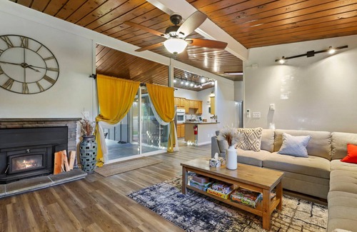 Rollingbay House | Cozy haven with hot tub & AC near Bangor base and hospital in Silverdale