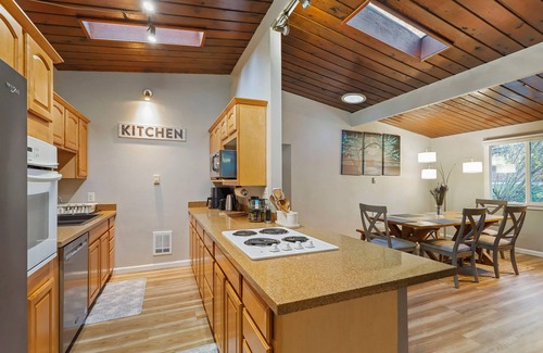 Rollingbay House | Cozy haven with hot tub & AC near Bangor base and hospital in Silverdale