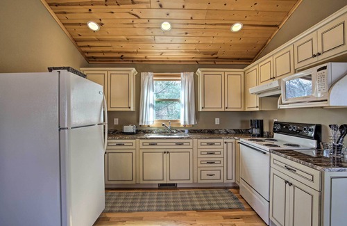 Hayesville Apartment | Cozy Hayesville Couples Getaway w/Marina Access!