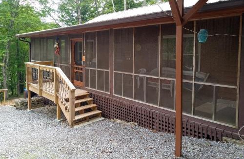 Hiawassee House | Cozy Hiawassee Cabin - 4 Mi to Lake Chatuge!