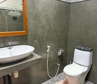 Katugastota Apartment | Cozy Hideaway and Quiet Rooftop in Beautiful Kandy