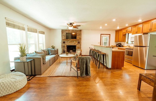 Fairfield Bay House | Cozy* Hideaway at Fairfield Bay- enjoy this cozy home with great outdoor space