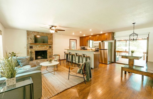 Fairfield Bay House | Cozy* Hideaway at Fairfield Bay- enjoy this cozy home with great outdoor space