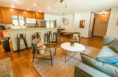 Fairfield Bay House | Cozy* Hideaway at Fairfield Bay- enjoy this cozy home with great outdoor space