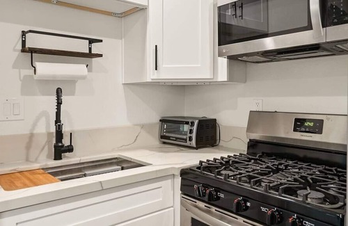 Bonita House | Cozy Hideout | Minutes From Downtown