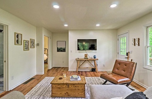 Mirror Lake House | Cozy Highlands Escape - 1 Mile to Downtown!