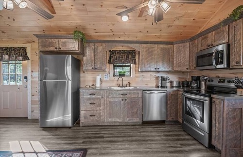 Charlotte Cabin | Cozy Hillside Cabin 2/1 Peaceful