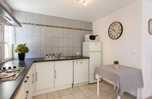Berre-des-Alpes House | Cozy Hillside Escape in Berre