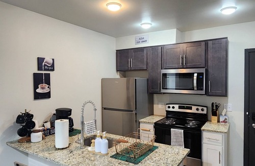 New Center Detroit Apartment | Cozy Historic 1 Bedroom Apt* Balcony*Free Parking*Free Coffee & Snacks