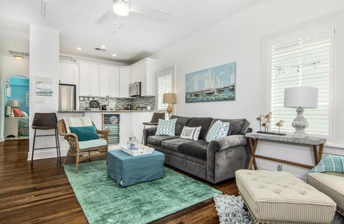 San Jacinto House | Cozy Historic Beach Cottage I